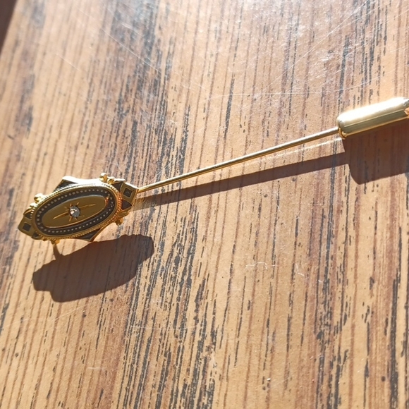 Vintage 70s Avon gold toned hat pin with rhinestone - Picture 1 of 5